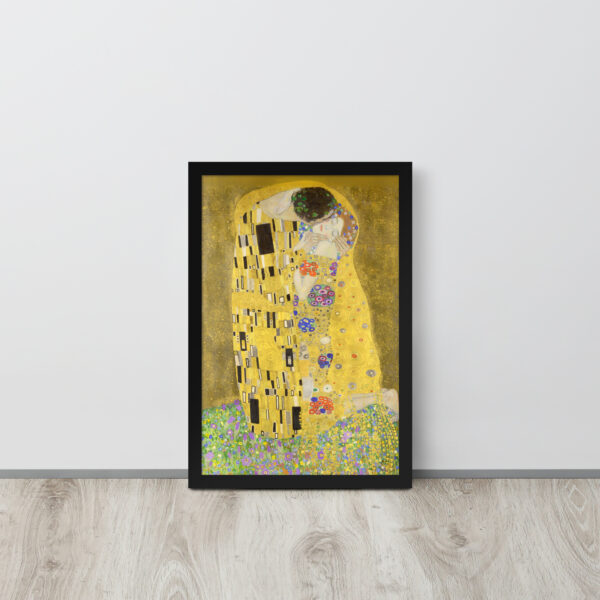 Stampa incorniciata de 'Il Bacio' di Gustav Klimt, un dipinto iconico dell'Art Nouveau che raffigura una coppia avvolta in un abbraccio dorato. La cornice in legno nero e la stampa su carta opaca aggiungono eleganza e raffinatezza, perfetta per decorare la casa o l'ufficio.