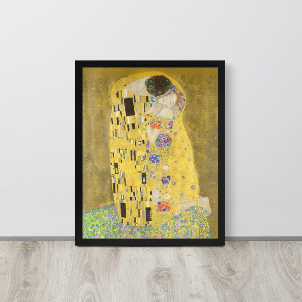 Stampa incorniciata de 'Il Bacio' di Gustav Klimt, un dipinto iconico dell'Art Nouveau che raffigura una coppia avvolta in un abbraccio dorato. La cornice in legno nero e la stampa su carta opaca aggiungono eleganza e raffinatezza, perfetta per decorare la casa o l'ufficio.