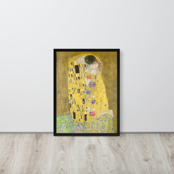 Stampa incorniciata de 'Il Bacio' di Gustav Klimt, un dipinto iconico dell'Art Nouveau che raffigura una coppia avvolta in un abbraccio dorato. La cornice in legno nero e la stampa su carta opaca aggiungono eleganza e raffinatezza, perfetta per decorare la casa o l'ufficio.