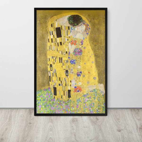 Stampa incorniciata de 'Il Bacio' di Gustav Klimt, un dipinto iconico dell'Art Nouveau che raffigura una coppia avvolta in un abbraccio dorato. La cornice in legno nero e la stampa su carta opaca aggiungono eleganza e raffinatezza, perfetta per decorare la casa o l'ufficio.