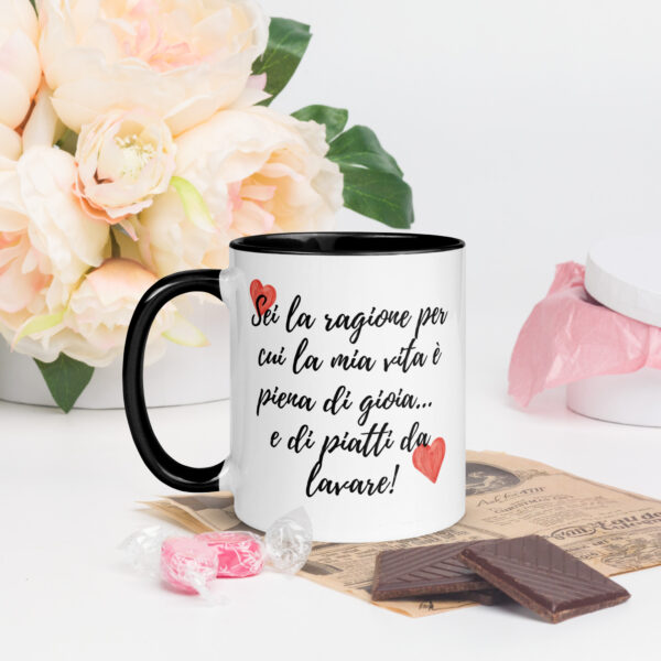 Tazza Mug con Interno Colorato: "Sei la ragione per cui la mia vita è piena di gioia... e di piatti da lavare!" - immagine 2