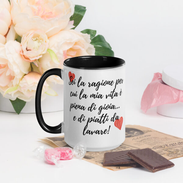 Tazza Mug con Interno Colorato: "Sei la ragione per cui la mia vita è piena di gioia... e di piatti da lavare!" - immagine 4