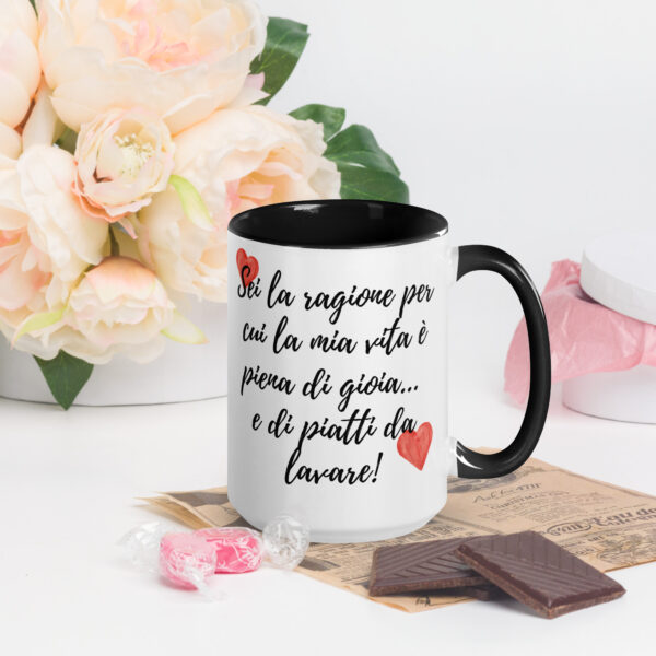 Tazza Mug con Interno Colorato: "Sei la ragione per cui la mia vita è piena di gioia... e di piatti da lavare!" - immagine 5