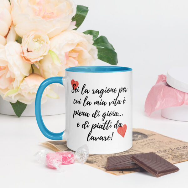 Tazza Mug con Interno Colorato: "Sei la ragione per cui la mia vita è piena di gioia... e di piatti da lavare!" - immagine 16