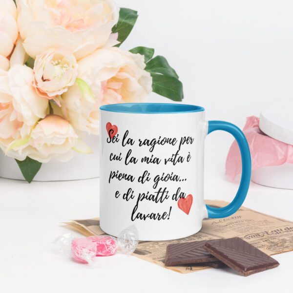 Tazza Mug con Interno Colorato: "Sei la ragione per cui la mia vita è piena di gioia... e di piatti da lavare!" - immagine 17