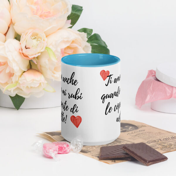 Tazza Mug con Interno Colorato: "Ti Amo Anche Quando Mi Rubi le Coperte di Notte" - immagine 3