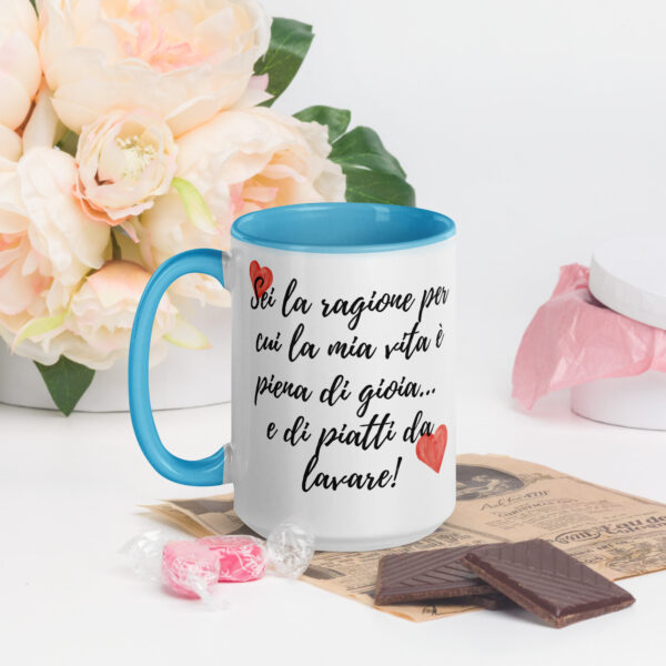 Tazza Mug con Interno Colorato: "Sei la ragione per cui la mia vita è piena di gioia... e di piatti da lavare!" - immagine 19