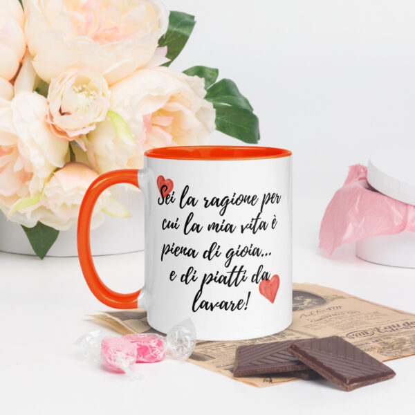 Tazza Mug con Interno Colorato: "Sei la ragione per cui la mia vita è piena di gioia... e di piatti da lavare!" - immagine 13