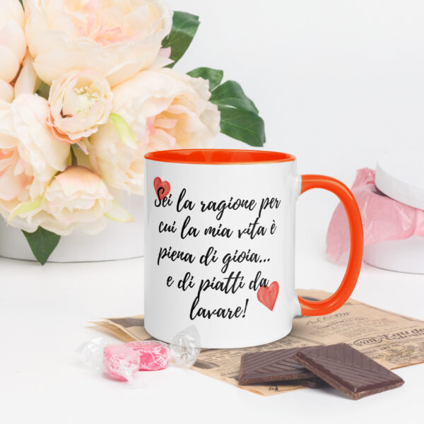 Tazza Mug con Interno Colorato: "Sei la ragione per cui la mia vita è piena di gioia... e di piatti da lavare!" - immagine 14