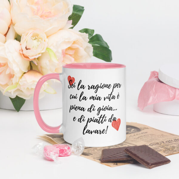 Tazza Mug con Interno Colorato: "Sei la ragione per cui la mia vita è piena di gioia... e di piatti da lavare!" - immagine 22