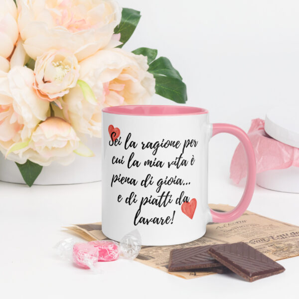 Tazza Mug con Interno Colorato: "Sei la ragione per cui la mia vita è piena di gioia... e di piatti da lavare!" - immagine 23