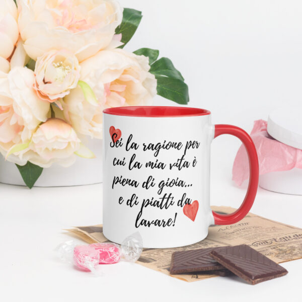 Tazza Mug con Interno Colorato: "Sei la ragione per cui la mia vita è piena di gioia... e di piatti da lavare!" - immagine 8