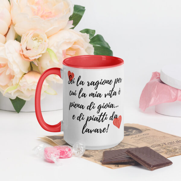 Tazza Mug con Interno Colorato: "Sei la ragione per cui la mia vita è piena di gioia... e di piatti da lavare!" - immagine 10