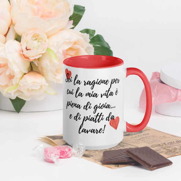 Tazza Mug con Interno Colorato: "Sei la ragione per cui la mia vita è piena di gioia... e di piatti da lavare!" - immagine 11