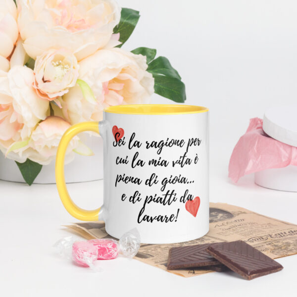 Tazza Mug con Interno Colorato: "Sei la ragione per cui la mia vita è piena di gioia... e di piatti da lavare!" - immagine 25