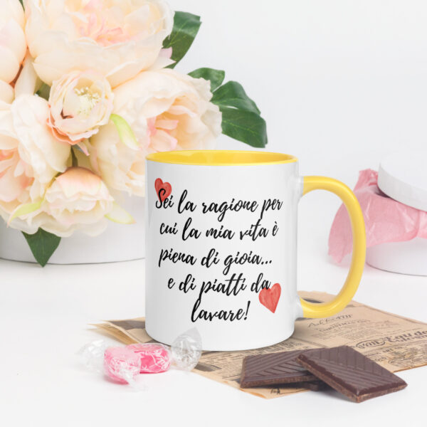 Tazza Mug con Interno Colorato: "Sei la ragione per cui la mia vita è piena di gioia... e di piatti da lavare!" - immagine 26