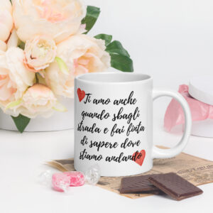 Immagine di una tazza in ceramica con interno colorato e una frase divertente dedicata a San Valentino: "Ti amo anche quando sbagli strada e fai finta di sapere dove stiamo andando!". Perfetta come idea regalo per coppie, con un design elegante e vivace, ideale per caffè, tè o tisane.