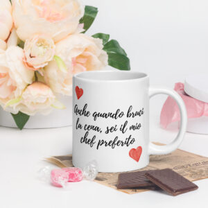 Tazza in ceramica con scritta ironica "Anche quando bruci la cena, sei il mio chef preferito". Perfetta come idea regalo per chi ama cucinare con amore (anche con qualche disastro culinario!).